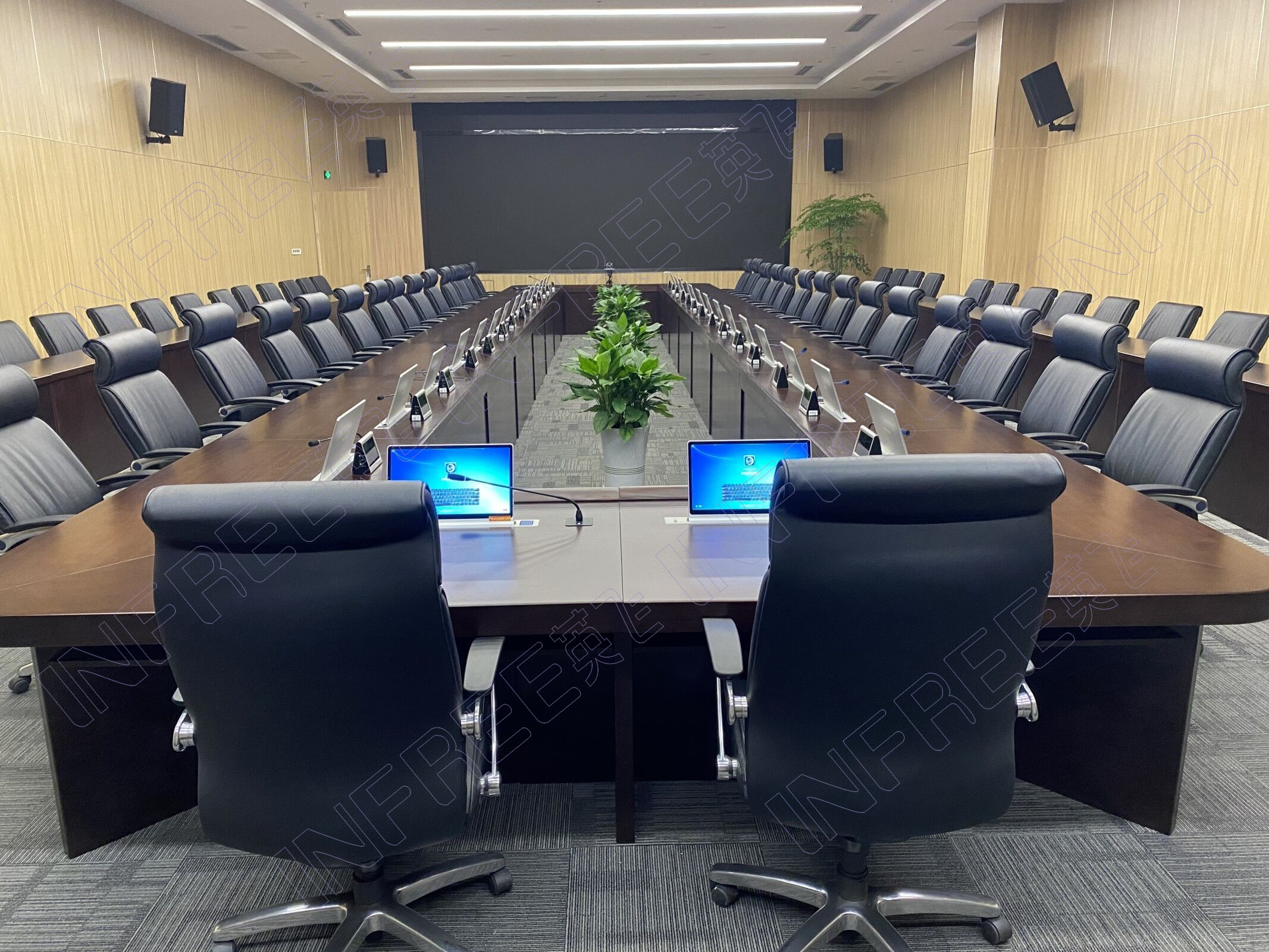 本次选择的是单屏无纸化 智能电子桌牌,银色科技靓丽.